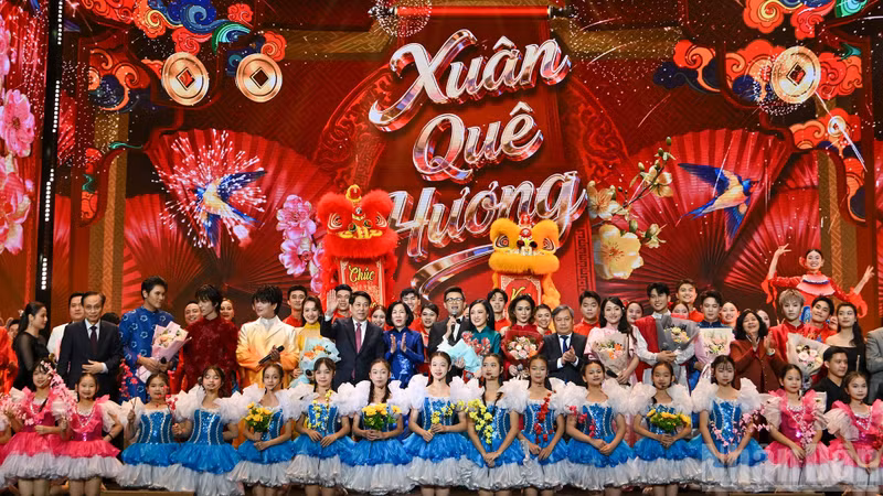 El presidente Luong Cuong y su esposa Nguyen Thi Minh Nguyet, junto con delegados y artistas, en el programa.