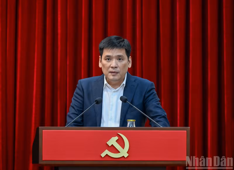 Nguyen Thanh Binh, subdirector de la Comisión de Organización del CC del PCV, presenta una ponencia.