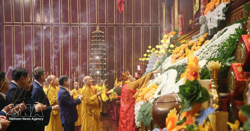 Delegados y monjes ofrecen incienso en la ceremonia inaugural del Festival de Primavera Yen Tu 2026. (Foto: VNA)