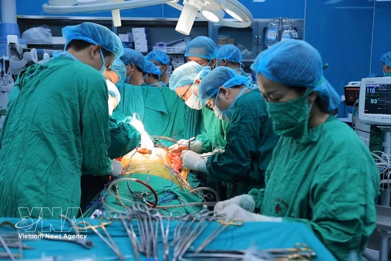 Un trasplante de pulmón en el Hospital Nacional de Neumología. (Foto: VNA)