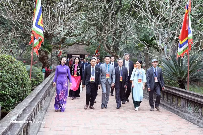 Una delegación de vietnamitas retornados del extranjero visita el complejo de los templos del Rey Dinh y el Rey Le, en la provincia de Ninh Binh. (Foto: VNA)