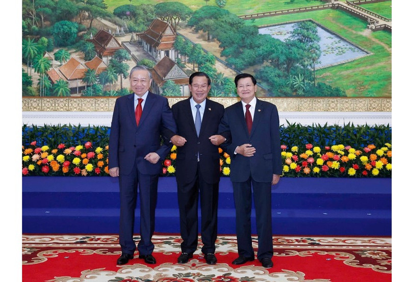 Los máximos dirigentes de los tres Partidos de Vietnam, Camboya y Laos. (Foto: VNA)