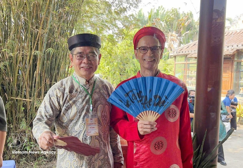 Los diplomáticos extranjeros se visten de trajes tradicionales vietnamitas. (Foto: VNA)