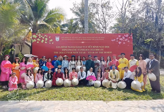El personal de los Consulados Generales de otros países en Ciudad Ho Chi Minh experimenta numerosas actividades culturales tradicionales vietnamitas. (Foto: VNA)