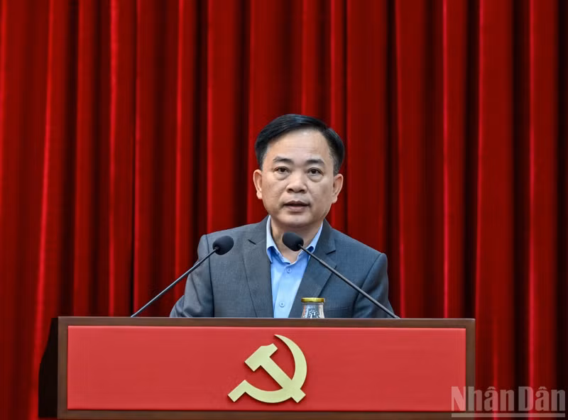 Nguyen Nhu Hung, subsecretario del Comité del Partido de la Fiscalía Popular Suprema, presenta una ponencia.