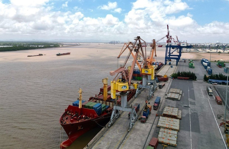 Barco con mercancías destinadas a la exportación en el puerto de Tan Vu, Hai Phong. (Foto: VNA)