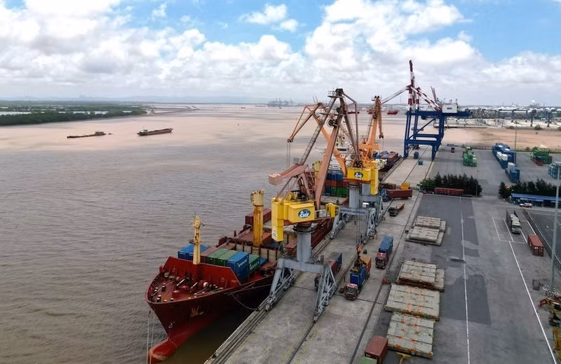 Barco con mercancías destinadas a la exportación en el puerto de Tan Vu, Hai Phong. (Foto: VNA)