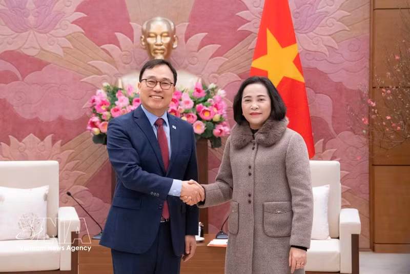 La vicepresidenta de la Asamblea Nacional de Vietnam, Nguyen Thi Thanh, y el embajador de Corea del Sur en Hanói, Choi Young Sam. (Foto: VNA)