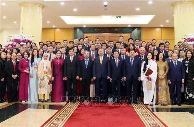 El secretario general del Partido Comunista de Vietnam, To Lam, se reúne con una delegación de vietnamitas en el extranjero que participan en el Programa "Primavera de la Patria 2026". (Foto: VNA)