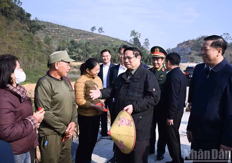El primer ministro saluda y felicita el Año Nuevo a los habitantes en las zonas por donde pasa la autopista.
