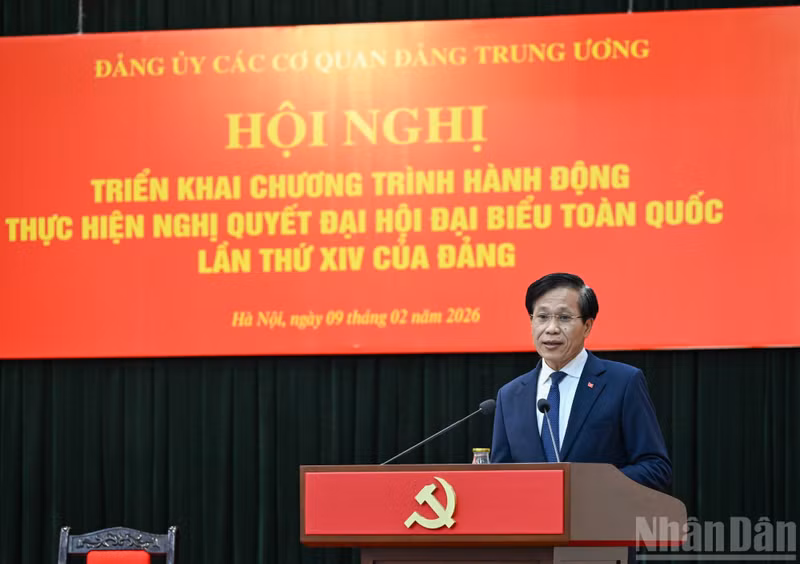 Hoang Phuc Lam, subsecretario del Comité del Partido y subdirector de la Academia Nacional de Política Ho Chi Minh, presenta una ponencia.