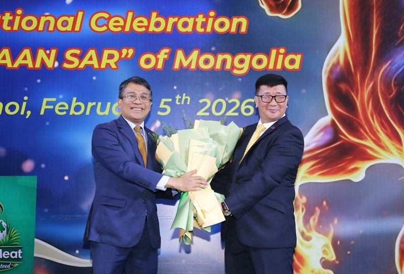 El viceministro permanente de Relaciones Exteriores, Nguyen Minh Vu, entrega flores para felicitar al embajador de Mongolia en Vietnam, Jigjee Sereejav. (Foto: VNA)