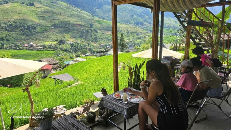 Las cafeterías con vistas a los exuberantes arrozales en terrazas, en contacto con la naturaleza, en Ta Van son populares entre los turistas. (Foto: VNA)