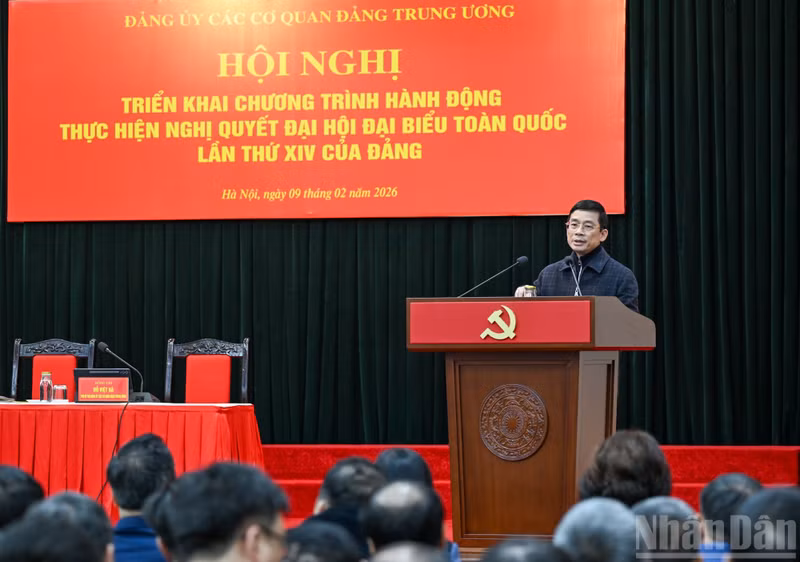 Nguyen Duy Hung, subdirector de la Comisión de Políticas y Estrategia del CC del PCV, presenta una ponencia en la conferencia.