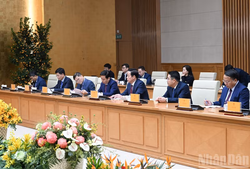 Representantes de los ministerios, comisiones y organismos de Vietnam asisten al encuentro.