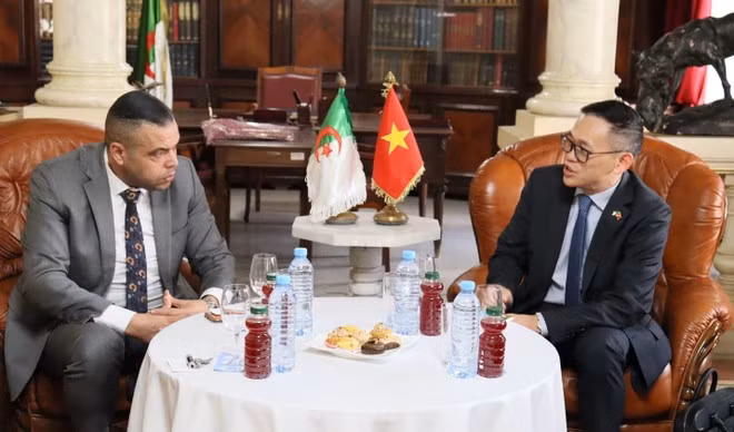 El embajador de Vietnam en Argelia, Tran Quoc Khanh, conversa con el director de la Cámara de Comercio e Industria de la provincia de Orán, Larbi Ahmed. (Foto: VNA)