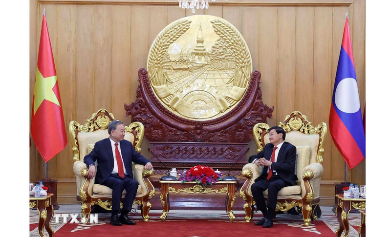 El secretario general del Partido Comunista de Vietnam, To Lam, y el secretario general del Partido Popular Revolucionario de Laos y presidente de ese país, Thongloun Sisoulith, se reunieron en privado. (Foto: VNA)