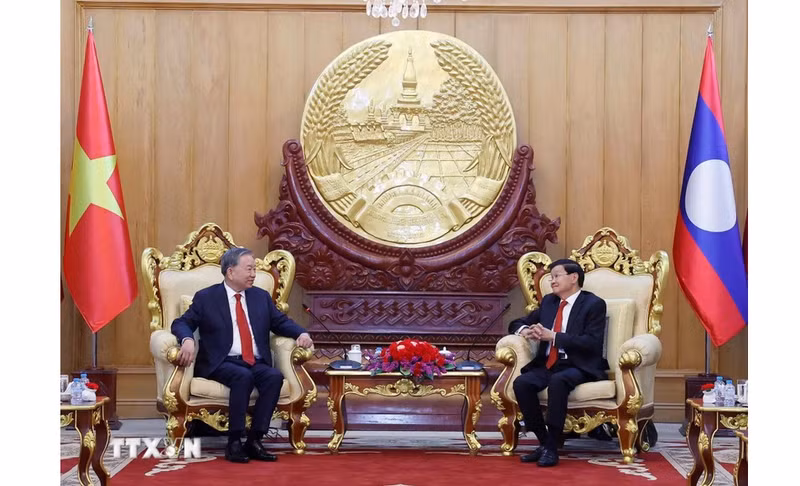 El secretario general del Partido Comunista de Vietnam, To Lam, y el secretario general del Partido Popular Revolucionario de Laos y presidente de ese país, Thongloun Sisoulith, se reunieron en privado. (Foto: VNA)