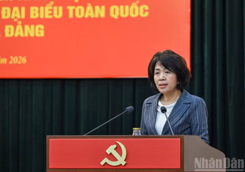 Nguyen Thi Hoang Van, subsecretaria del Comité del Partido de los Órganos Partidistas del CC del PCV, interviene en la conferencia.