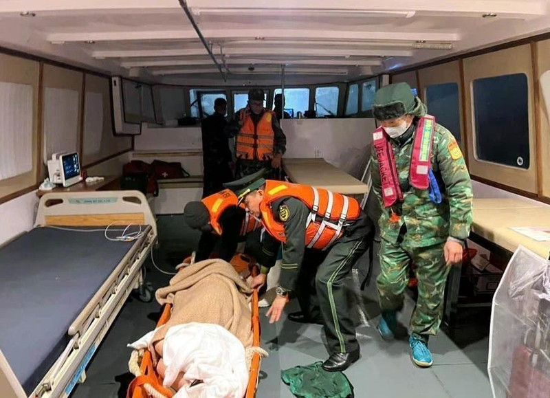 Las guardias fronterizas de Quang Ninh ayudan a Kosuge Kimiko (nacida en 1949, de nacionalidad japonesa), quien sufre un derrame cerebral, a llegar sana y salva a tierra para recibir tratamiento de emergencia. (Foto: VNA)