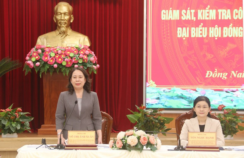 La vicepresidenta de Vietnam, Vo Thi Anh Xuan, sostiene hoy una sesión de trabajo con el Comité Electoral de la provincia de Dong Nai. (Foto: VNA)