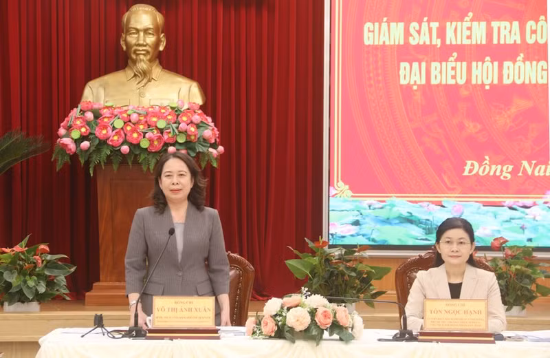 La vicepresidenta de Vietnam, Vo Thi Anh Xuan, sostiene hoy una sesión de trabajo con el Comité Electoral de la provincia de Dong Nai. (Foto: VNA)