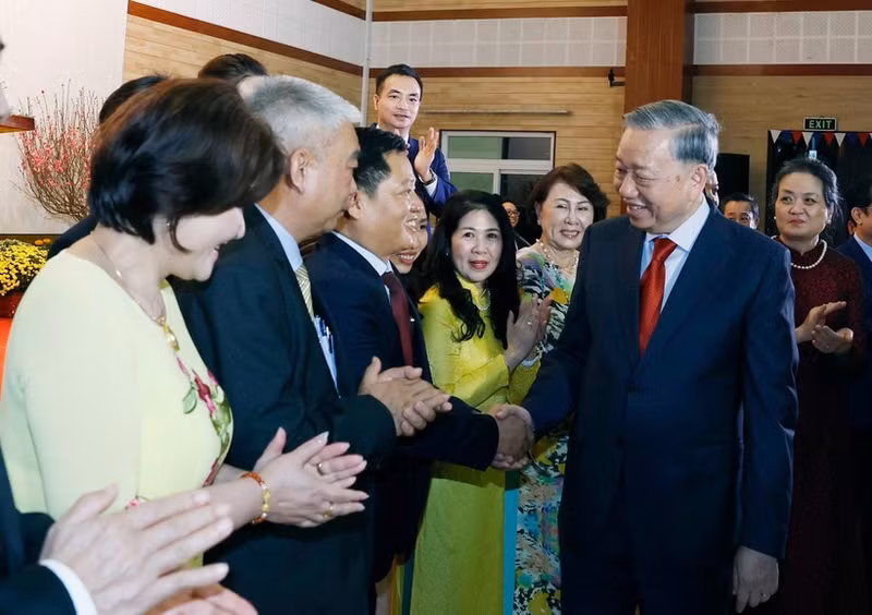 El secretario general del Partido Comunista de Vietnam, To Lam, y funcionarios y personal de la Embajada y representantes de la comunidad de connacionales en Camboya. (Foto: VNA)