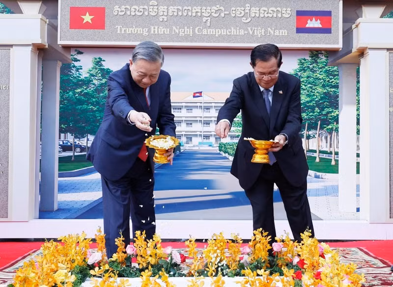 El secretario general del Partido Comunista de Vietnam, To Lam, y el presidente del Senado de Camboya, Hun Sen, asisten al acto de inicio de la construcción de la Escuela de Amistad Camboya-Vietnam. (Foto: VNA)