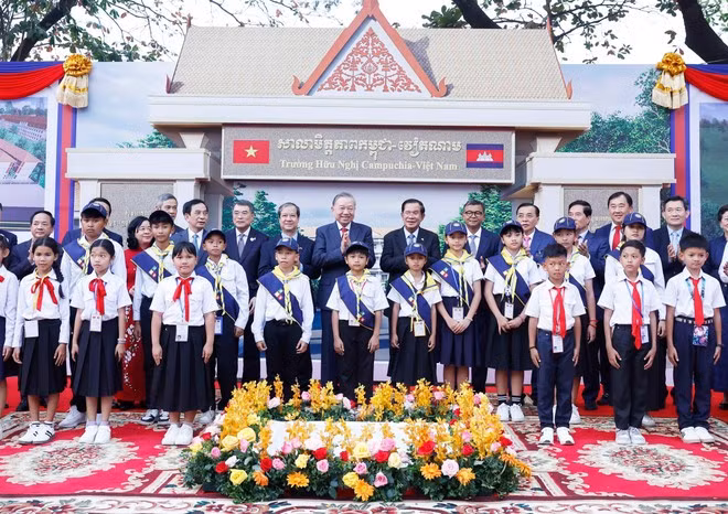 El secretario general del Partido Comunista de Vietnam, To Lam, y el presidente del Senado de Camboya, Hun Sen, y los alumnos en el acto de inicio de construcción de la Escuela de Amistad Camboya-Vietnam. (Foto: VNA)