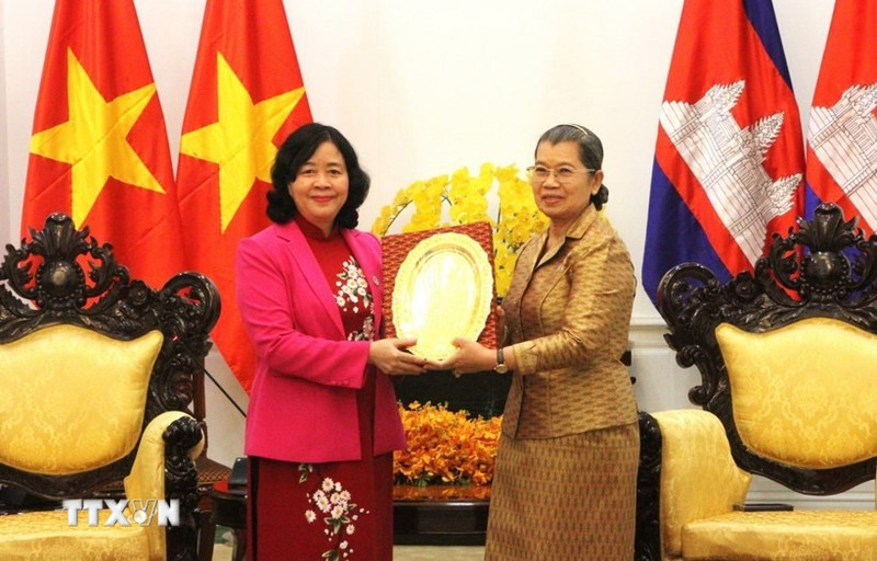 La vicepresidenta del Partido Popular de Camboya, Men Sam An, entrega un obsequio conmemorativo a la presidenta del Comité Central del Frente de la Patria de Vietnam, Bui Thi Minh Hoai. (Foto: VNA)
