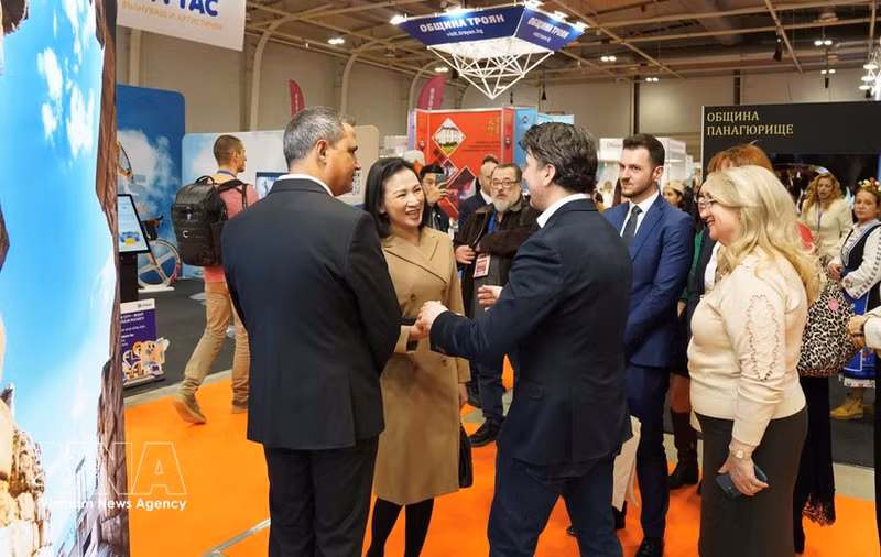 La embajadora de Vietnam en Bulgaria, Nguyen Thi Minh Nguyet, se reúne con el ministro de Turismo anfitrión, Miroslav Borshosh. (Foto: VNA)