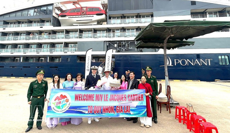 Turistas internacionales en el puerto de Quy Nhon. (Foto: VNA)