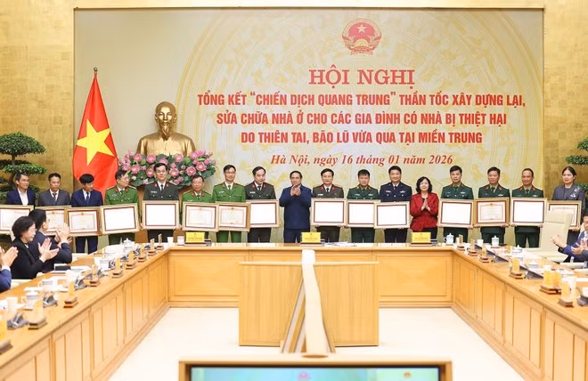 El primer ministro Pham Minh Chinh entrega certificados de mérito a colectivos e individuos con resultados sobresalientes en la implementación de la "Campaña Quang Trung". (Foto: VNA)