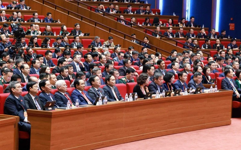 Delegados estudian documentos presentados al XIV Congreso Nacional del PCV. (Foto: VNA)