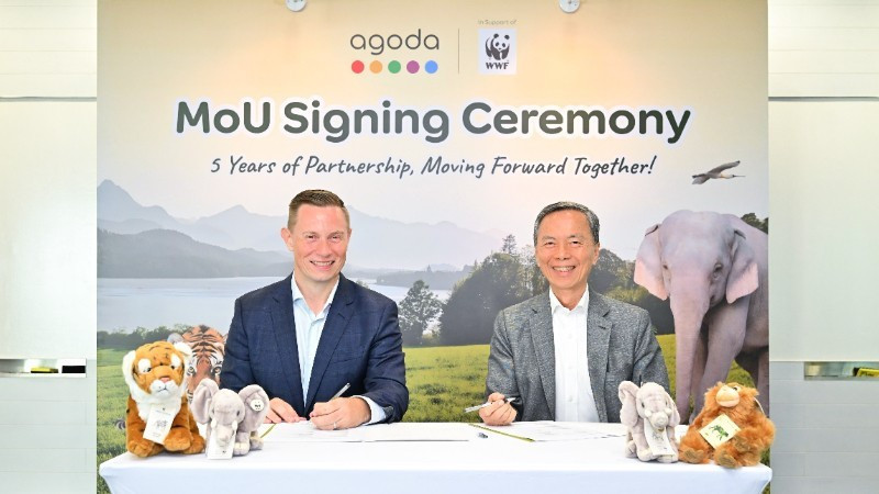 Andrew Smith, vicepresidente sénior de la cadena de suministro de Agoda, y Hsieh Fu Hua, presidente de WWF Singapur, en el lanzamiento del programa Eco Deals.