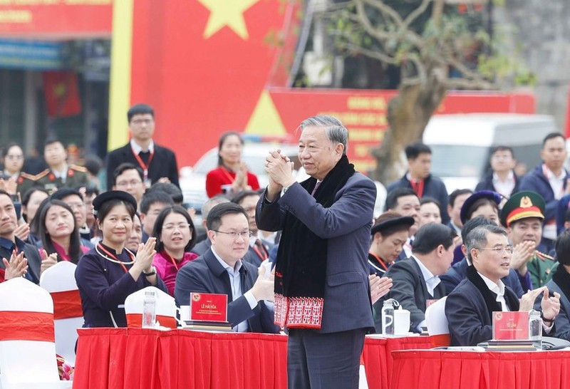 El secretario general del PCV, To Lam, con personas de diversos grupos étnicos en la provincia de Cao Bang. (Foto: VNA)