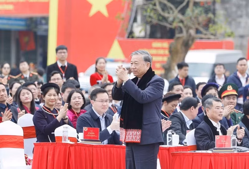 El secretario general del PCV, To Lam, con personas de diversos grupos étnicos en la provincia de Cao Bang. (Foto: VNA)