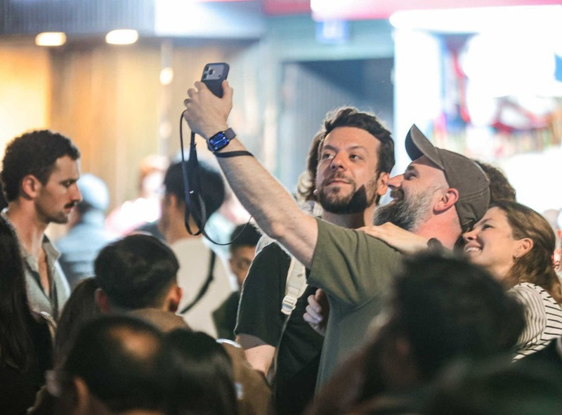 Extranjeros disfrutan la vibrante llegada de 2026 en la capital vietnamita. (Foto: VNA)