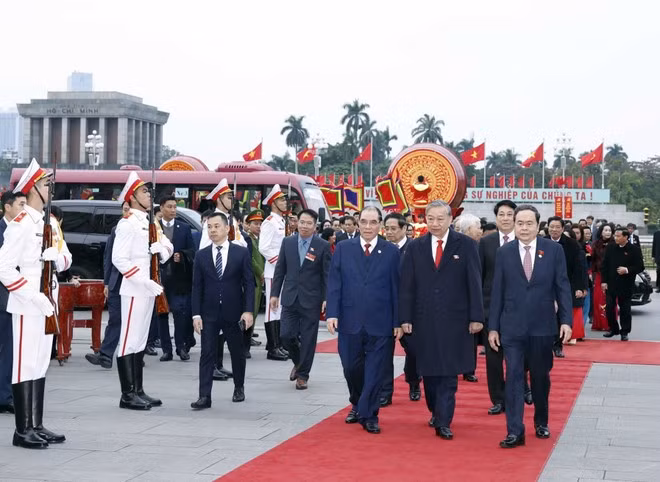 Dirigentes de Vietnam rinden tributo al Presidente Ho Chi Minh por el 80 aniversario de las primeras elecciones generales. (Foto: VNA)