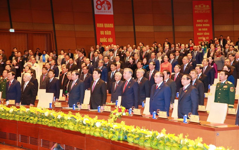 Los delegados realizan la ceremonia de saludo a la bandera durante la conmemoración. (Foto: VNA)