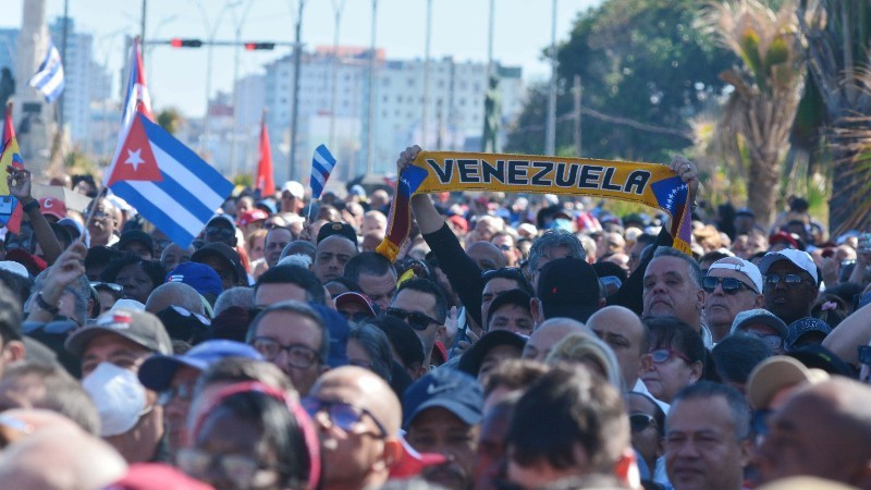 Ciudadanos cubanos realizan manifestaciones públicas con pancartas, mostrando solidaridad y apoyo a Venezuela.