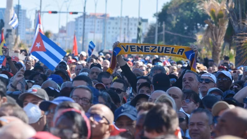 Ciudadanos cubanos realizan manifestaciones públicas con pancartas, mostrando solidaridad y apoyo a Venezuela.