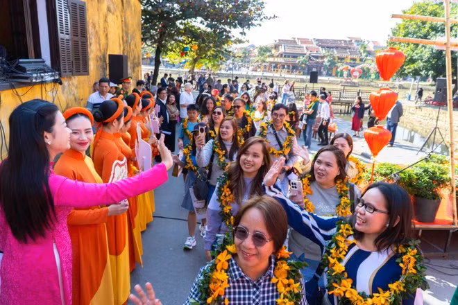 El grupo de turistas de Filipinas recibe una cálida bienvenida en la antigua ciudad de Hoi An. (Foto: VNA)