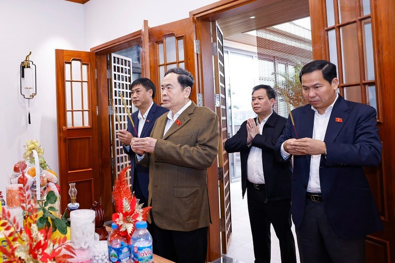 El presidente de la AN, Tran Thanh Man, visita a la familia del difunto secretario general del Partido Comunista de Vietnam y expresidente del Parlamento, Nguyen Phu Trong, y ofreció incienso en homenaje al extinto líder. (Foto: Doan Tan/VNA)