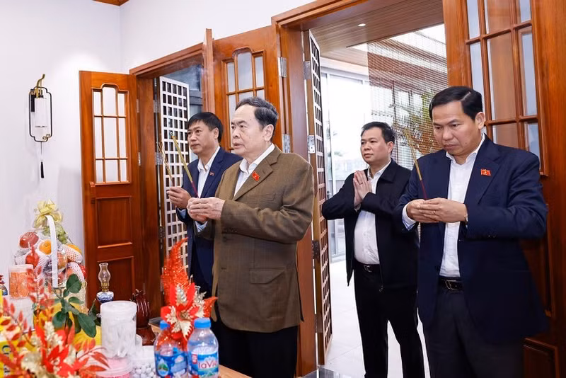 El presidente de la AN, Tran Thanh Man, visita a la familia del difunto secretario general del Partido Comunista de Vietnam y expresidente del Parlamento, Nguyen Phu Trong, y ofreció incienso en homenaje al extinto líder. (Foto: Doan Tan/VNA)