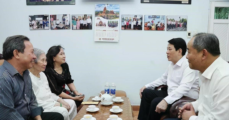 El presidente vietnamita, Luong Cuong, visita y felicita el Año Nuevo a los familiares del presidente del Consejo de Estado, Vo Chi Cong. (Foto: VNA)