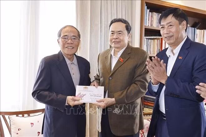 El presidente de la Asamblea Nacional de Vietnam, Tran Thanh Man, felicita al extitular legislativo Nguyen Sinh Hung por el Tet. (Foto: VNA)