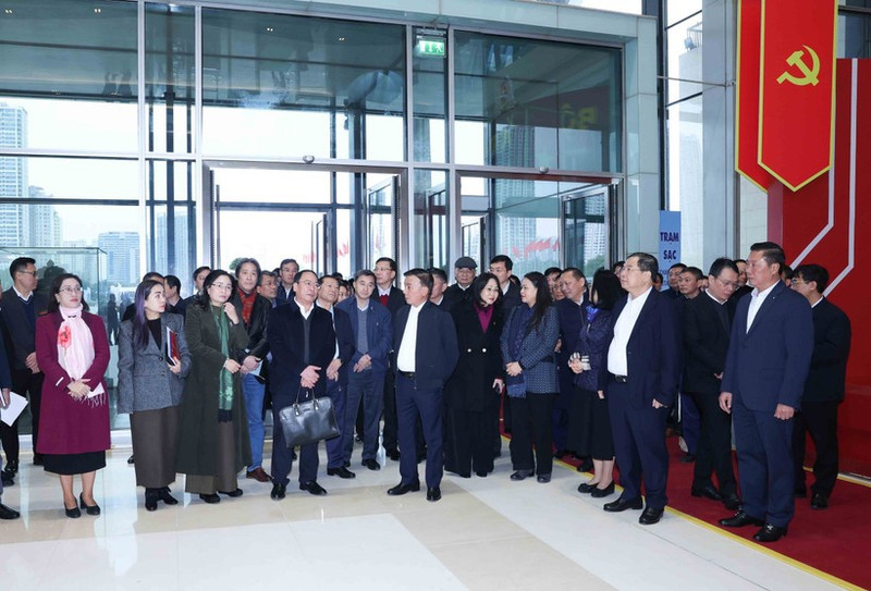El miembro del Buró Político y permanente del Secretariado del Comité Central del PCV, Tran Cam Tu, inspecciona los preparativos para el próximo XIV Congreso Nacional del PCV. (Foto: VNA)