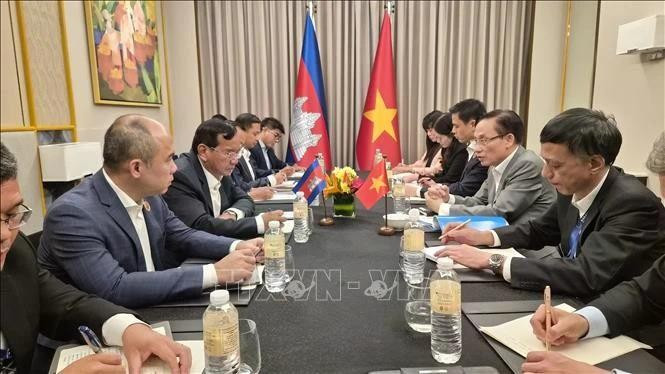 En el encuentro entre el canciller de Vietnam, Le Hoai Trung, y el vicepremier y ministro de Relaciones Exteriores y Cooperación Internacional de Camboya, Prak Sokhonn. (Foto: VNA)