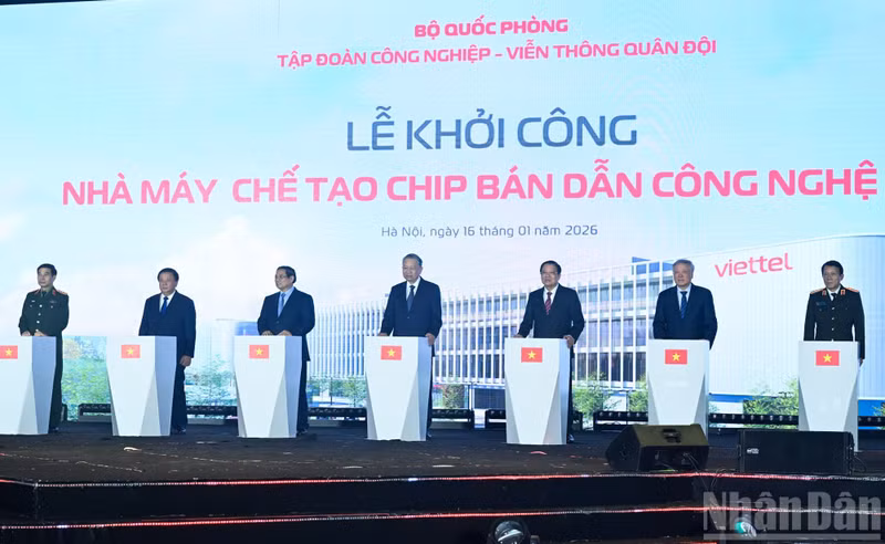 El secretario general del PCV, To Lam, el primer ministro Pham Minh Chinh y dirigentes del Partido y del Estado realizan el acto simbólico de inicio de la construcción de la fábrica.